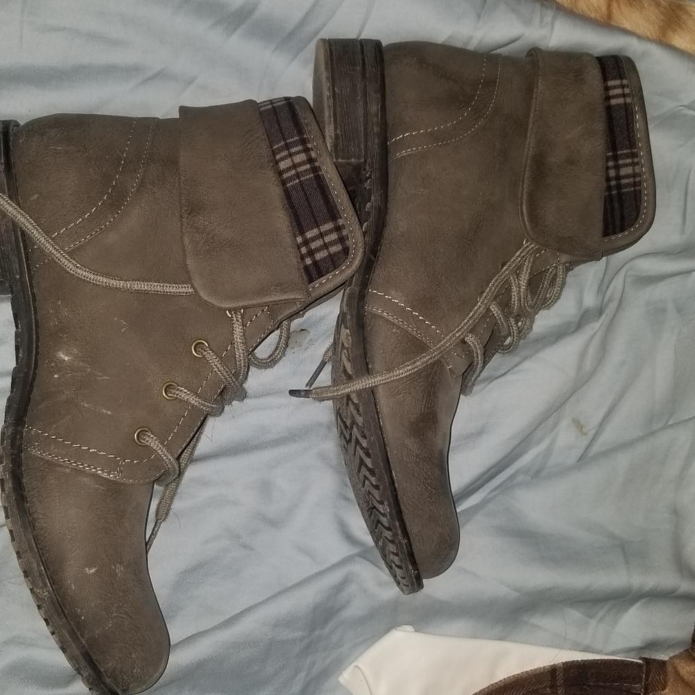 Boots - Picture 5 of 7